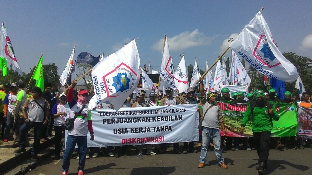 Ratusan buruh di Cilacap menggelar aksi damai memperingati hari buruh internasional atau May Day. (Foto: Liputan6.com/Muhamad Ridlo)