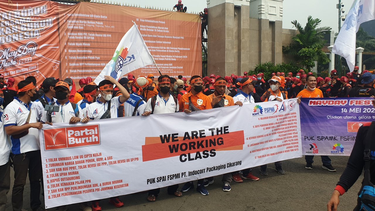 Demo buruh memperingati Mayday 2022 di depan kantor DPR/MPR, Sabtu (14/5/2022). (Liputan6.com/Nanda Perdana Putra)