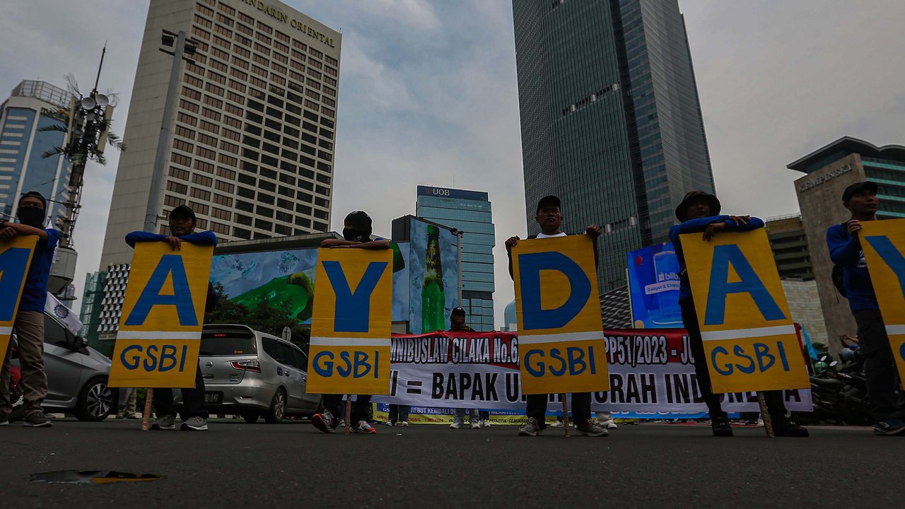 Buruh dari berbagai aliansi melakukan aksi damai dalam rangka Hari Buruh Internasional di Bundaran HI, Jakarta, Rabu (1/5/2024). (Liputan6.com/Angga Yuniar)