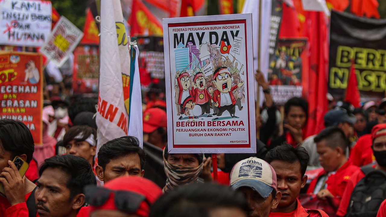 Massa buruh melakukan long march menuju kawasan Bundaran HI di hari Buruh. (Liputan6.com/Angga Yuniar)