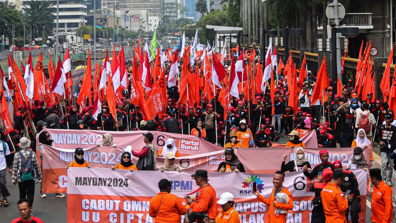 Buruh dari berbagai aliansi melakukan aksi damai dalam rangka peringatan May Day atau Hari Buruh Internasional di kawasan Patung Kuda, Jakarta, Rabu (1/5/2024). (Liputan6.com/Angga Yuniar)