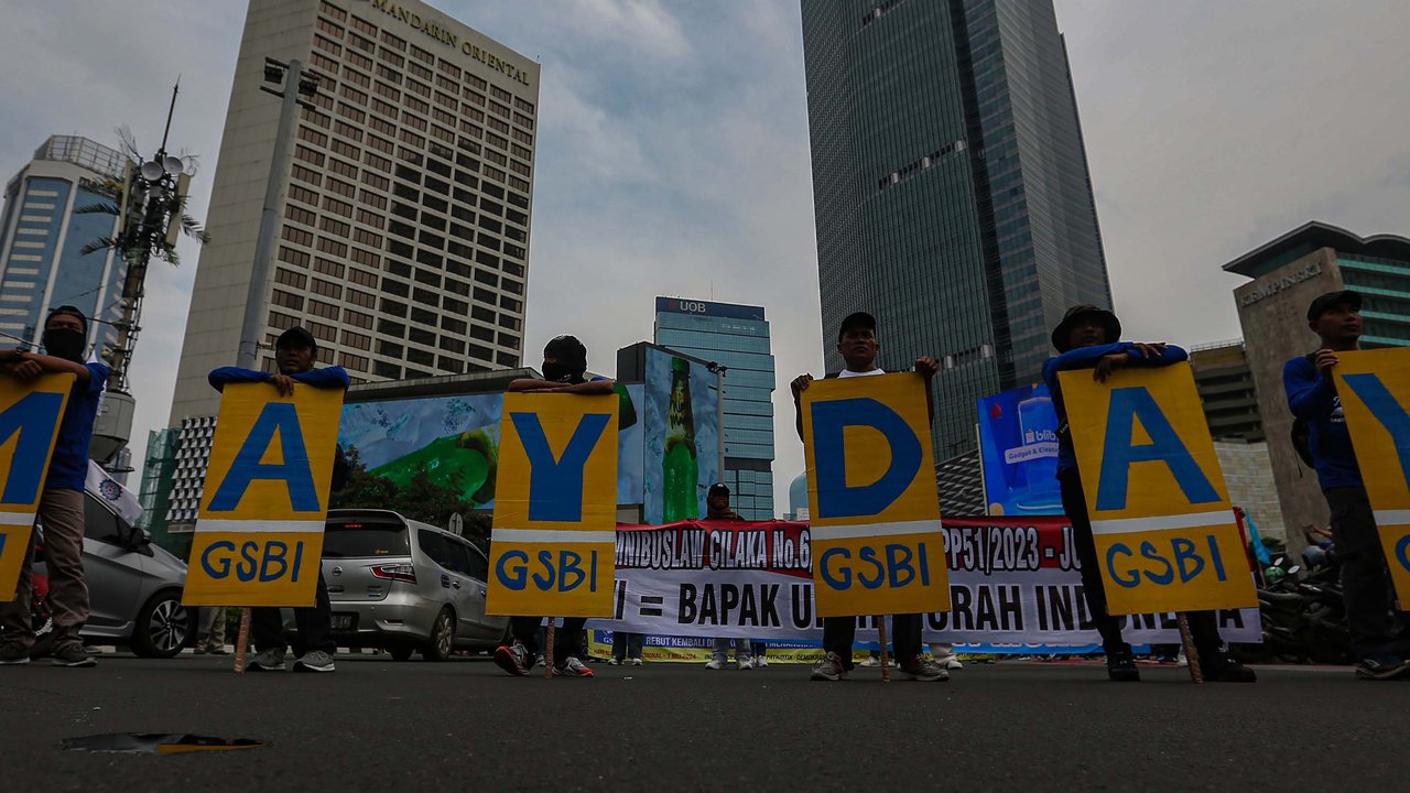 Buruh dari berbagai aliansi melakukan aksi damai dalam rangka Hari Buruh Internasional di Bundaran HI, Jakarta, Rabu (1/5/2024). (Liputan6.com/Angga Yuniar)