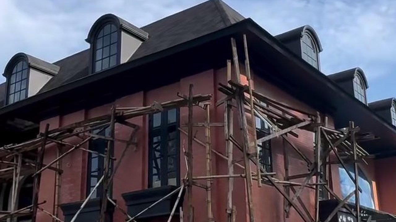 Bangunan rumah tampak memiliki desain dengan sentuhan eropa. Dinding bata berwarna merah tua menjadi desain eksterior kediaman sang artis.