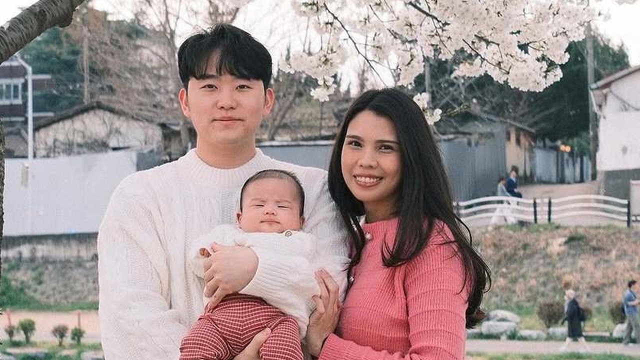 Jalan-jalan melihat bunga sakura menjadi momen kencan pertama keluarga kecil Rachel Yahya dan Park Young Kwang setelah kelahiran baby Noa yang kini genap berusia dua bulan.