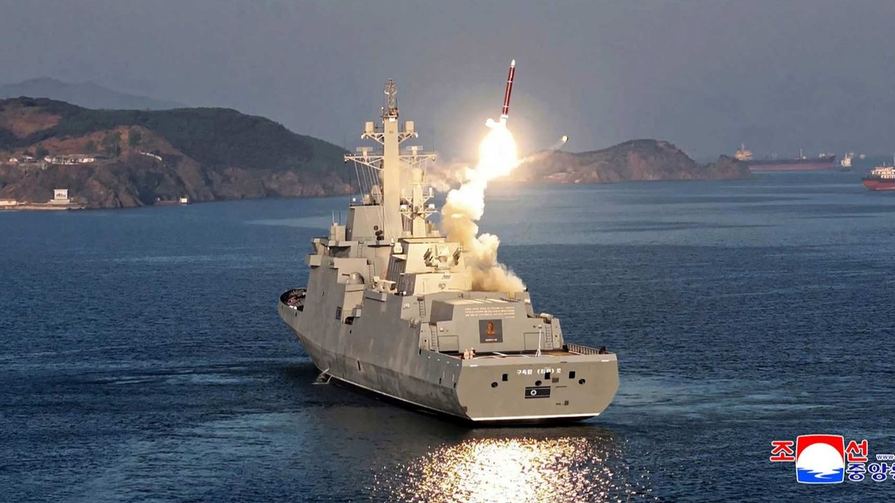 Sebuah rudal meluncur saat pengetesan sistem senjata dari dek kapal perusak terbaru Korea Utara, Choe Hyon, selama dua hari pengujian pada 28-29 April di lepas pantai lokasi yang dirahasiakan di Korea Utara, dalam gambar yang dirilis Kantor Berita Pusat Korea (KCNA) pada 30 April 2025.