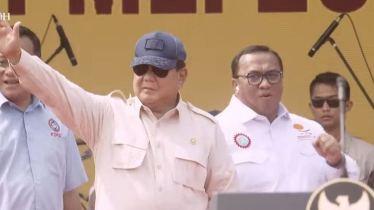 Presiden Prabowo Subianto hadir langsung di peringatan May Day 2025 di Monas, Jakarta, bertemu ratusan ribu buruh dan mendengarkan enam tuntutan utama mereka.