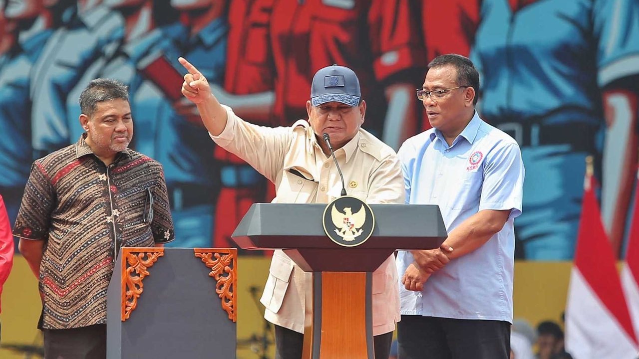 Presiden Prabowo Subianto melambaikan tangannya di hadapan ribuan buruh saat perayaan Hari Buruh Internasional 2025 di kawasan Monas, Jakarta, Kamis (1/5/2025).