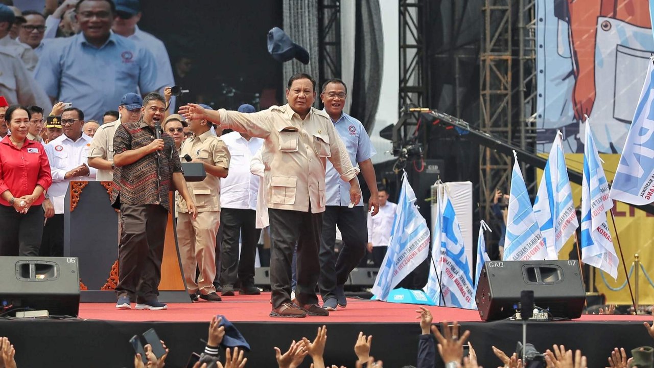 Presiden Prabowo Subianto melambaikan tangannya di hadapan ribuan buruh saat perayaan Hari Buruh Internasional 2025 di kawasan Monas, Jakarta, Kamis (1/5/2025).
