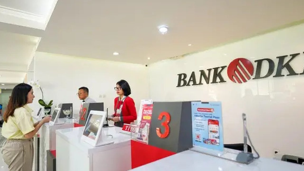 Warga mencairkan dana bantuan sosial tunai (BST) di ATM Bank DKI kawasan Matraman, Jakarta, Rabu (21/7/2021). BST disalurkan melalui rekening Bank DKI sebesar Rp 600 ribu per KK yang merupaka