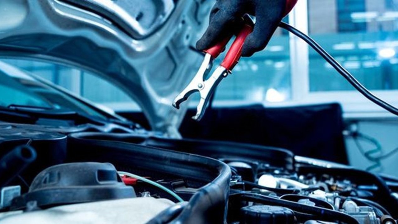 Aki Mobil Lemah? Ketahui Tanda-tanda dan Metode Sederhana untuk Memeriksanya!