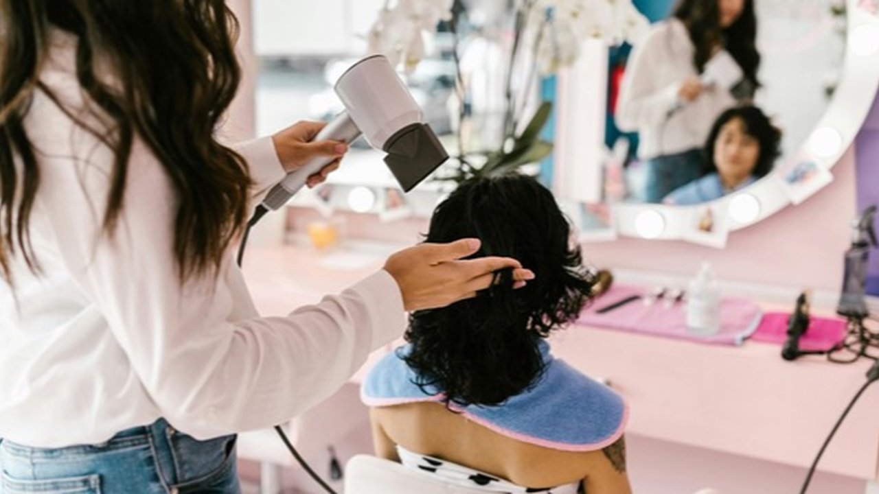Ini Dia Tukang Cukur Perempuan Tertua di Dunia, Usia 108 Tahun Masih Aktif Cukur Rambut