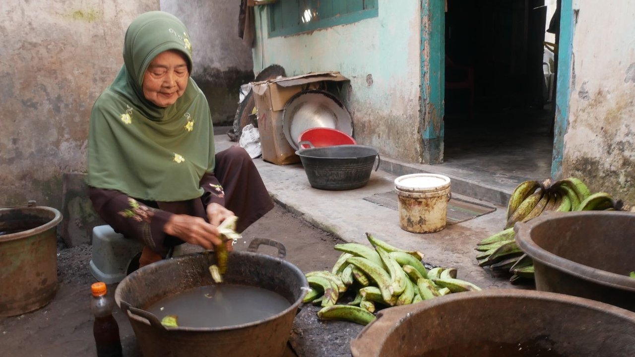 Mbah Satumi, Tukang Kupas Pisang Naik Haji di Usia 95 Tahun
