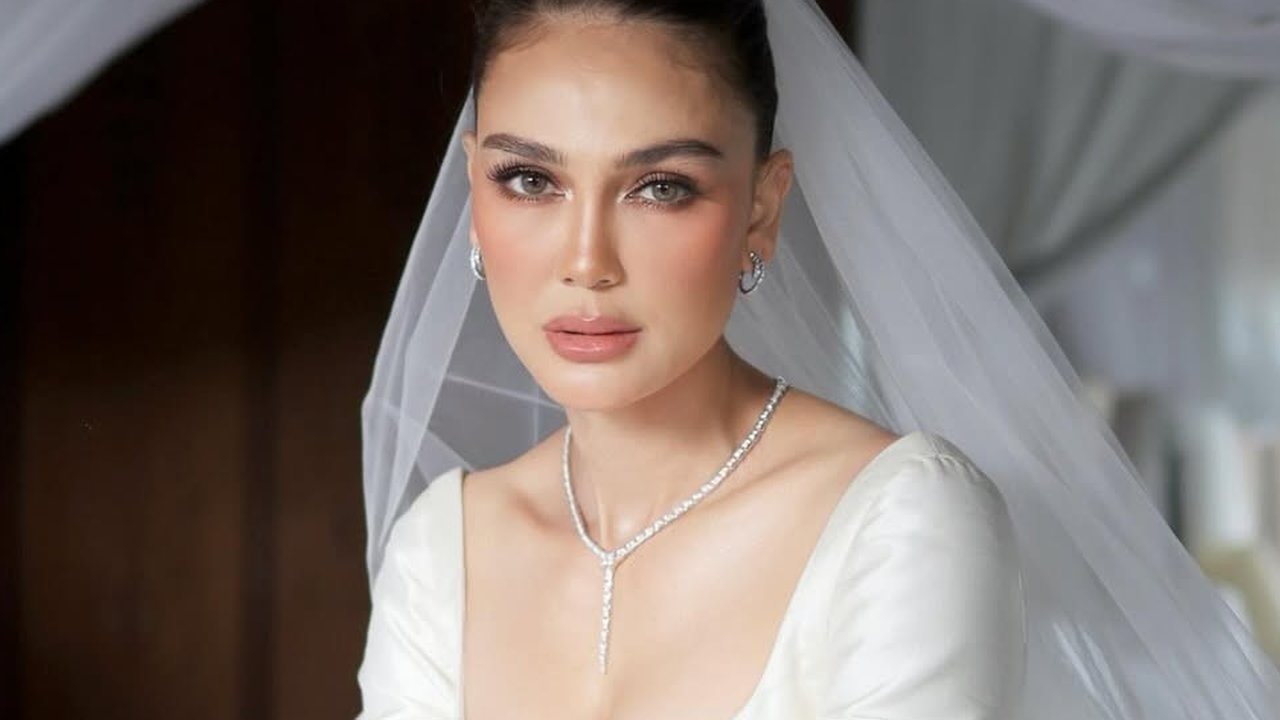 Luna Maya tampil bak princess dari kerajaan negeri dongeng dengan gaun karya desainer Yefta Gunawan pada momen resepsi pernikahannya dengan Maxime Bouttier. Veil yang berada di kepalanya membuat Luna semakin mirip dengan puteri raja.