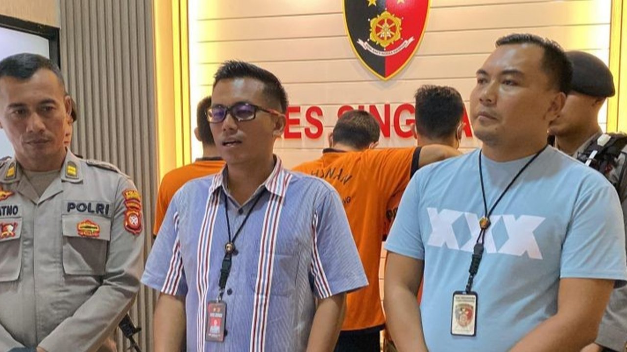 Polres Singkawang ungkap kasus penyiraman air keras terhadap Kepala Bidang Keperawatan RSJ Kalbar karena motif cemburu, tiga pelaku ditangkap dan dijerat pasal penganiayaan berat.