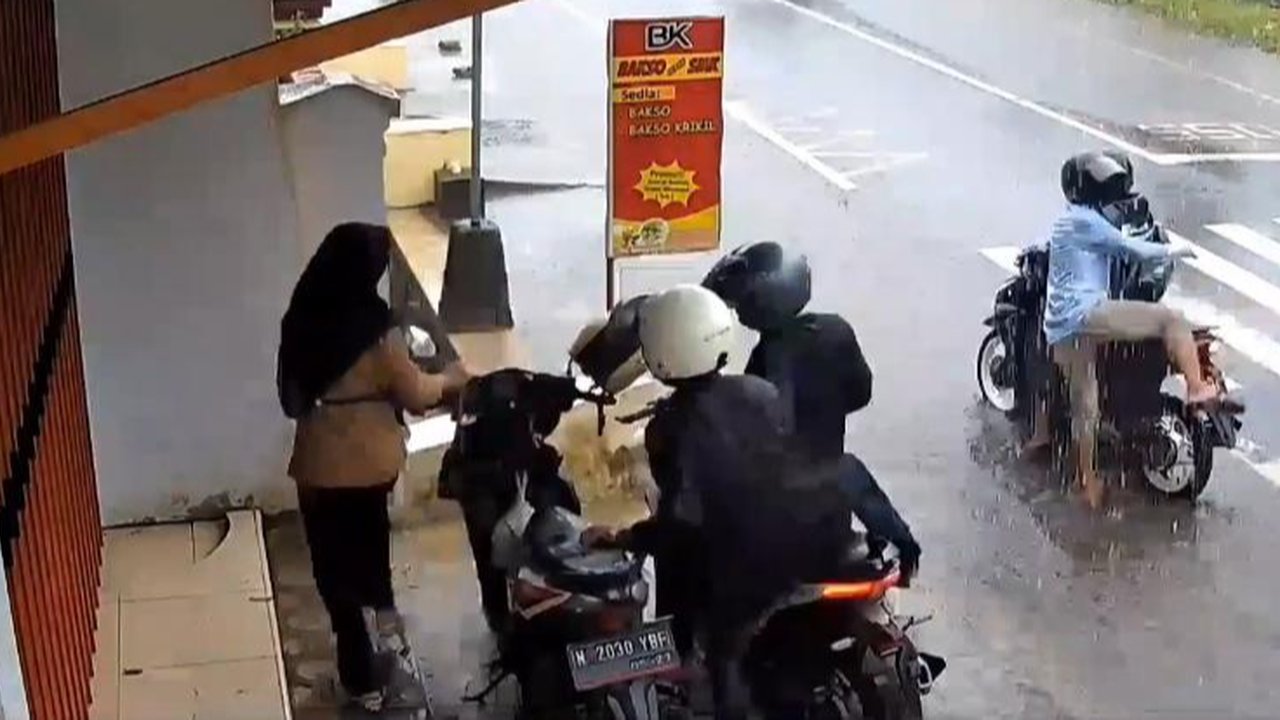 Begal Nekat di Siang Bolong! Motor Siswa Disikat Saat Berteduh Dekat Sekolah