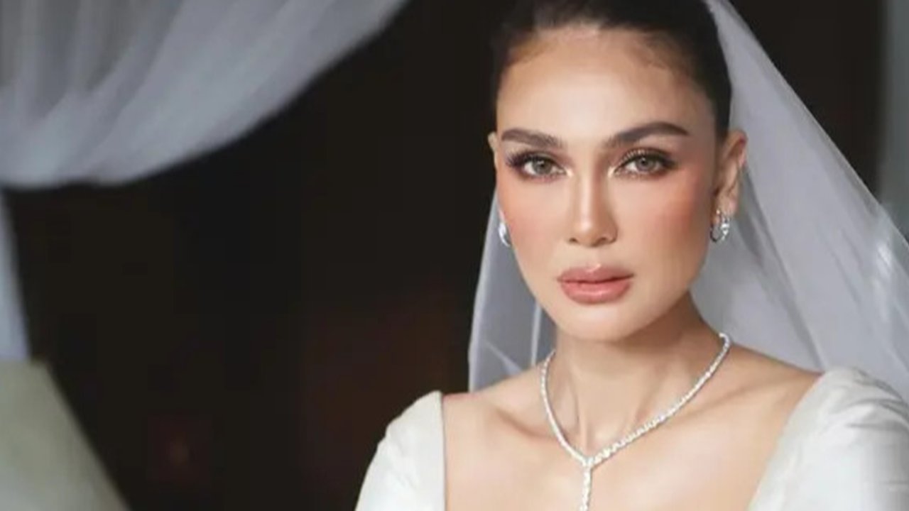 Lihat di sini gaya mewah serba BVLGARI Luna Maya di momen resepsi pernikahan.  [@lunamaya].