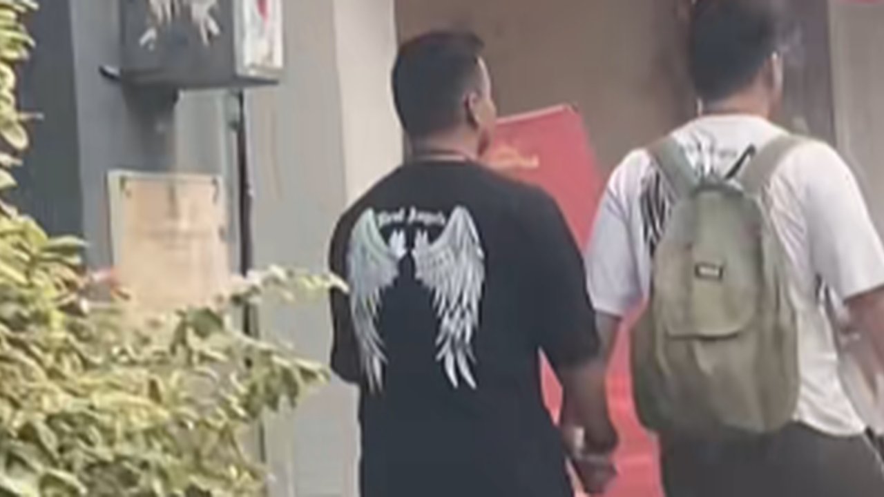 Viral Pria Gandengan Tangan