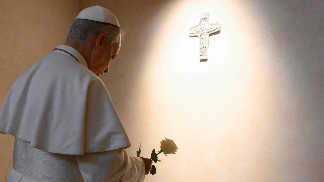 Paus Leo XIV  berdoa di makam  Paus Fransiskus  yang terletak di  Basilika Santa Maria di Roma, Italia, (10/05/2025)