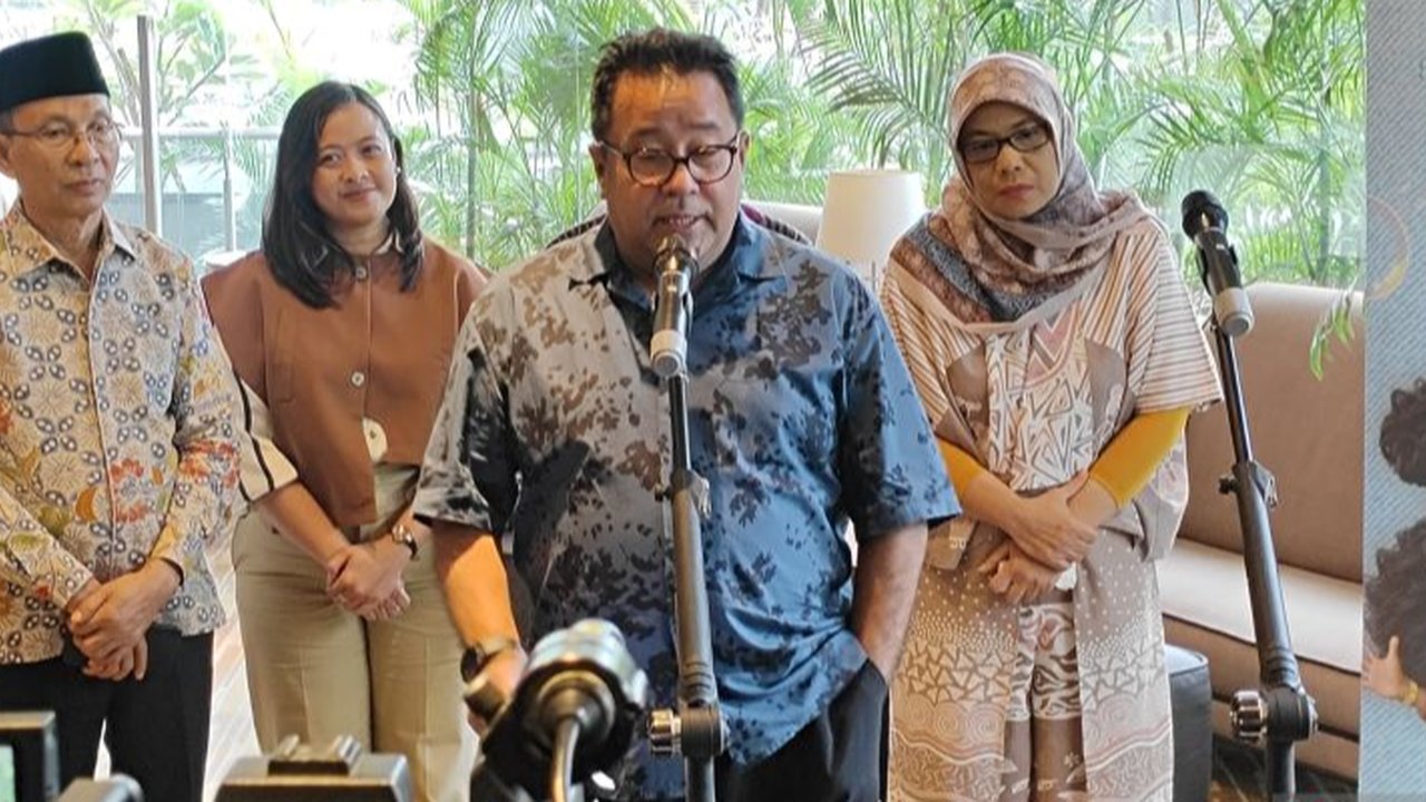 Gubernur DKI Jakarta, Pramono Anung, berjanji akan memperluas jangkauan Mikrotrans JakLingko hingga ke daerah penyangga Jabodetabek dan menargetkan akses transportasi umum yang mudah bagi warga.