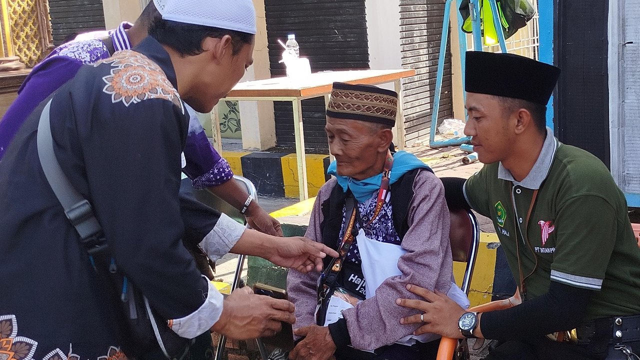 Kisah Haru Dua Jemaah Haji Lansia dari Jember yang Mendadak Ingin Pulang Saat Tiba di Asrama