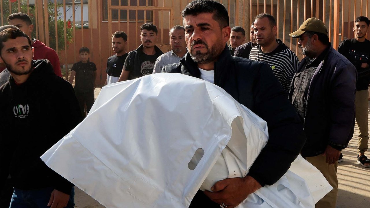 Warga menangis saat pemakaman anak-anak warga Palestina yang tewas dalam serangan Israel, di rumah sakit Nasser, di Khan Younis, Jalur Gaza Selatan, Minggu (11/05/2025).