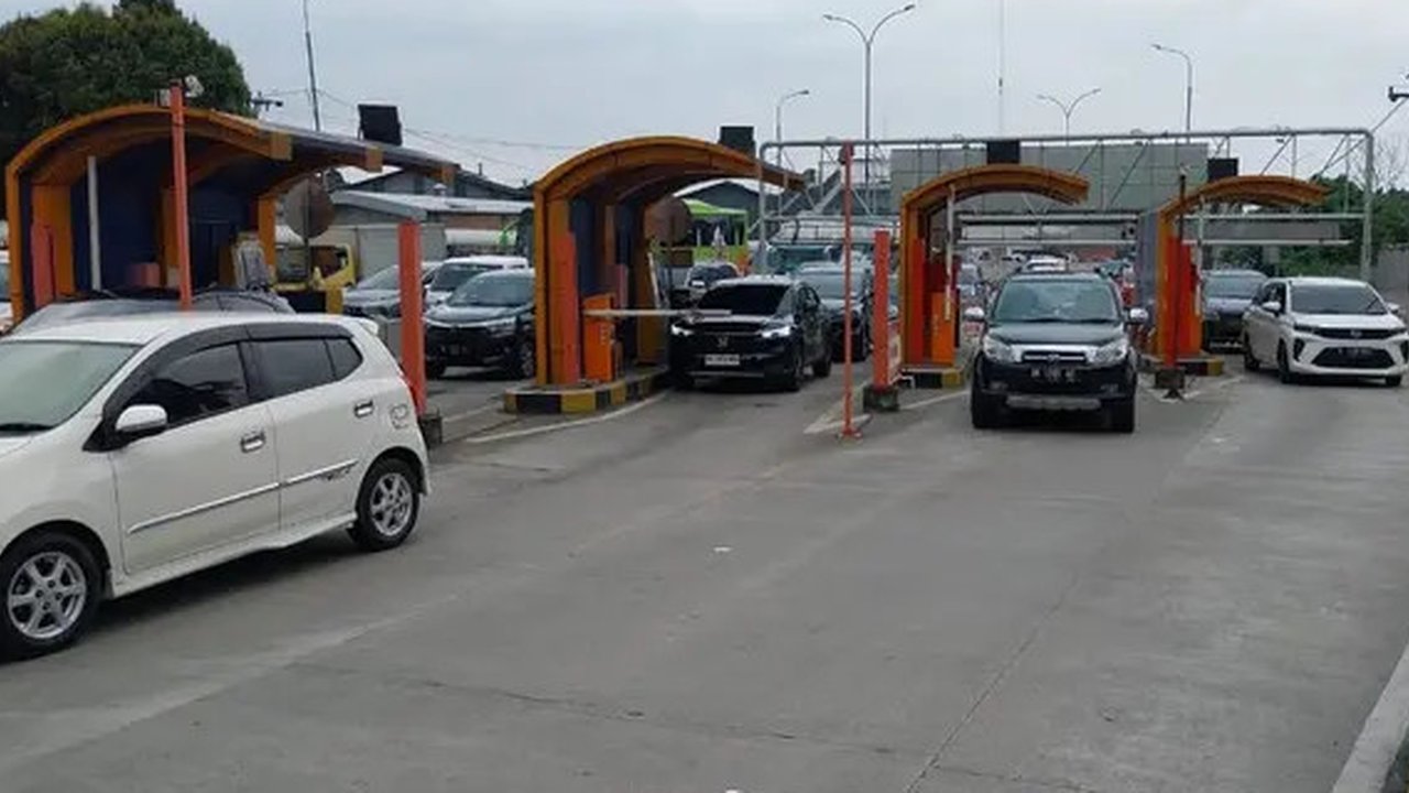 Volume lalu lintas di Tol Medan-Kualanamu-Tebing Tinggi meningkat signifikan hingga 26,6 persen pada H-3 Lebaran, mencapai puncak arus mudik.