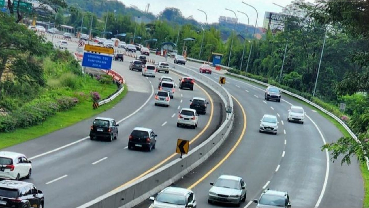 Polda Jateng catat peningkatan 5,8 persen arus mudik Lebaran 2025 di Tol Kalikangkung, namun situasi lalu lintas tetap aman dan terkendali.
