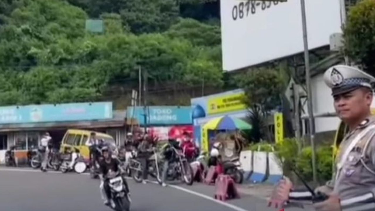 Kepolisian Resor Cianjur menerapkan rekayasa lalu lintas, termasuk sistem satu arah, untuk mengantisipasi kemacetan di jalur Puncak-Cipanas selama libur panjang akhir pekan.