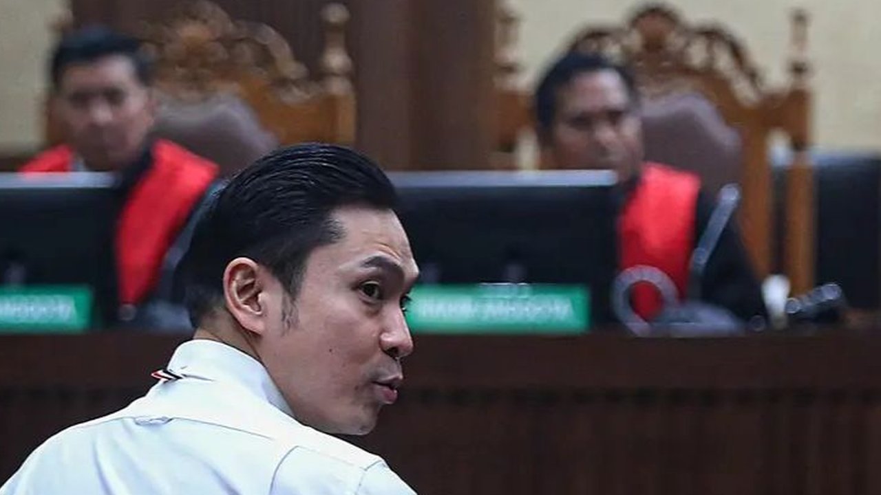Rambut Klimis dan Modis, Ini Potret Harvey Moeis Pakai Kemeja Rp7 Juta di Sidang Korupsi Timah