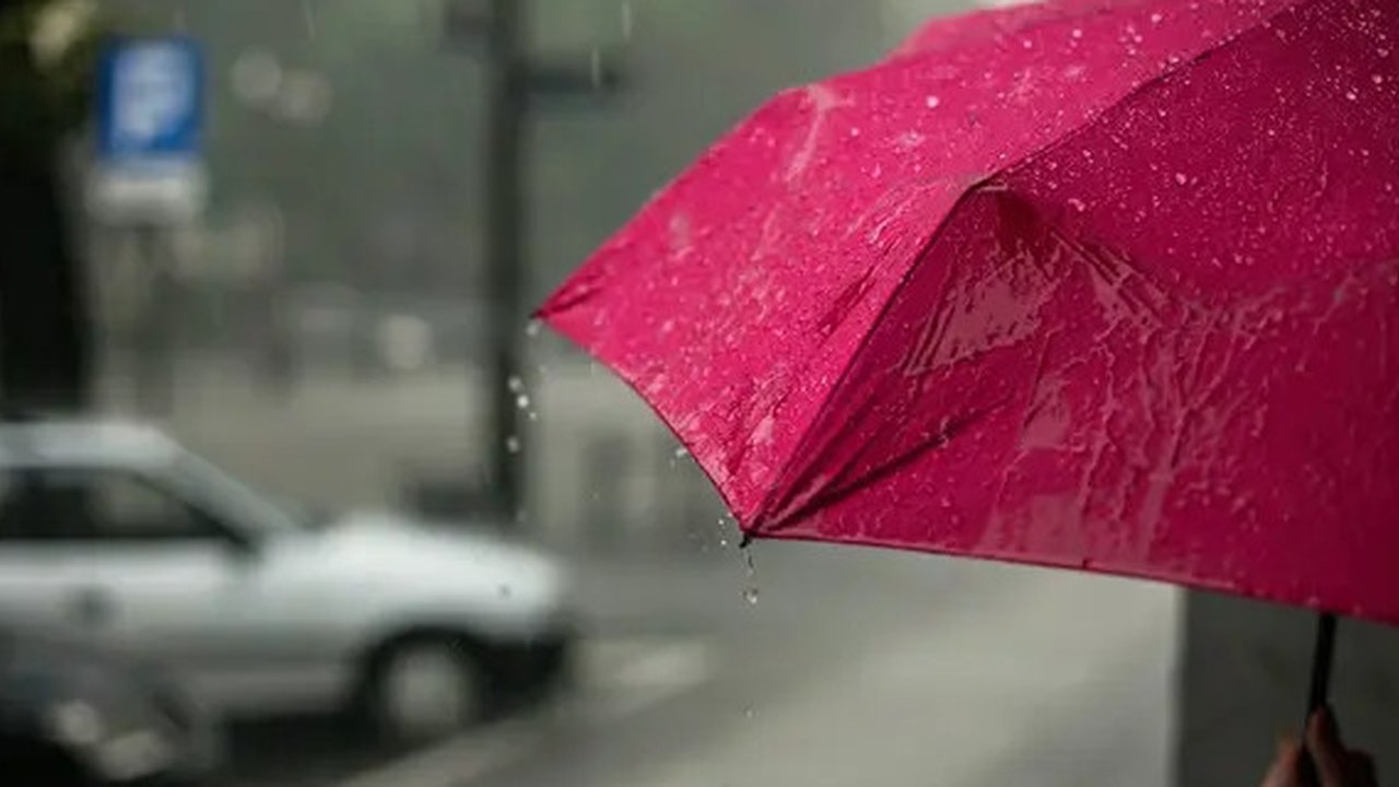 Ilustrasi hujan, payung. (Photo by Erik Witsoe on Unsplash)