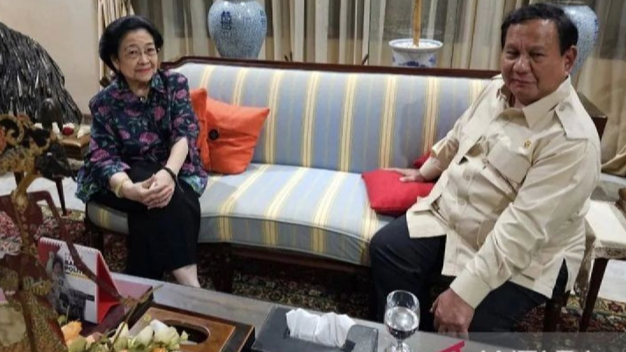 Menteri Pertahanan (Menhan) RI Prabowo Subianto memberikan ucapan hari ulang tahun kepada Presiden Jokowi di Bandara Halim Perdana Kusuma, Jakarta (21/6) sore ( Tim Media Prabowo Subianto)