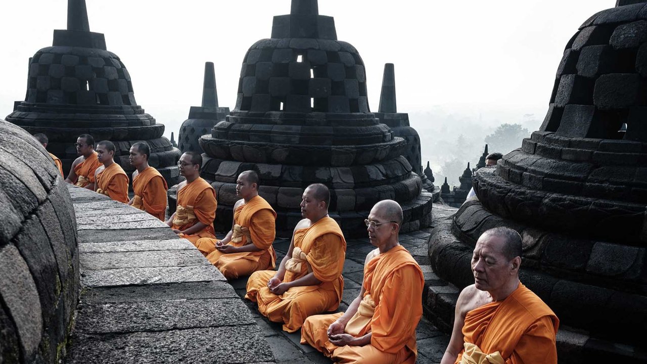 Biksu Buddha berdoa pada areal stupa Candi Borobudur di Magelang, Jawa Tengah, Sabtu (10/05/2025).