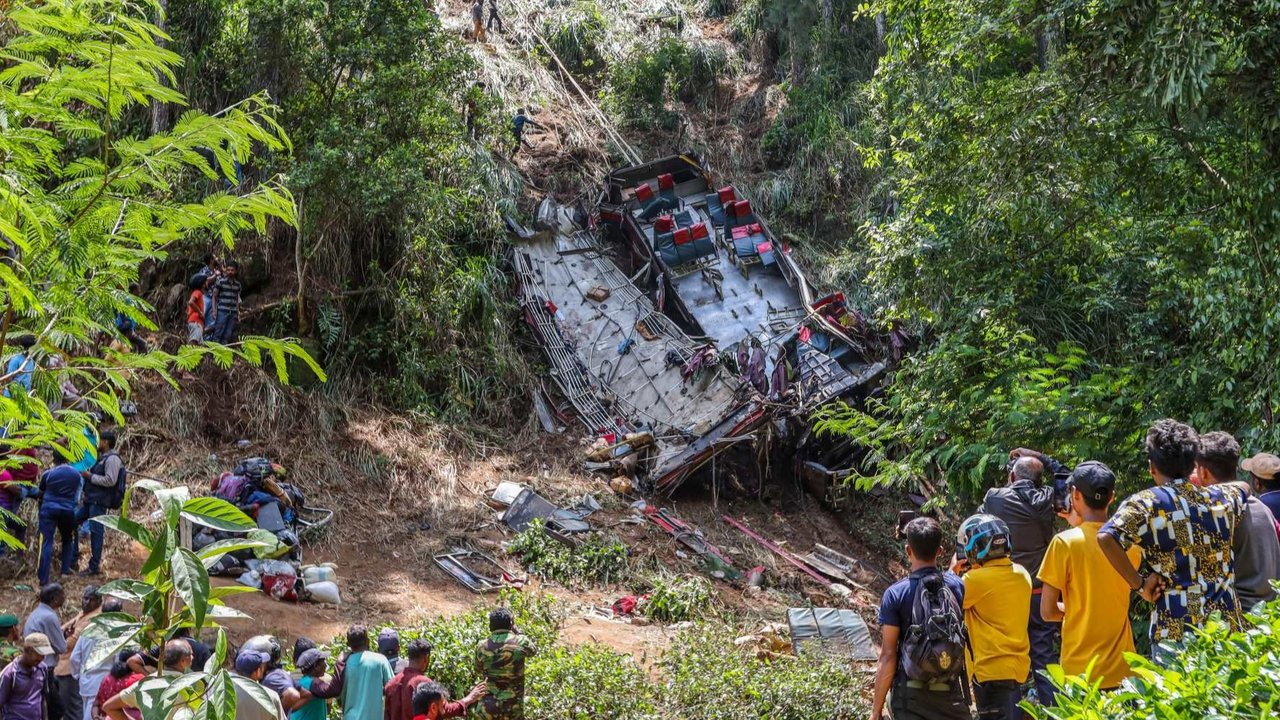 Petugas penyelamat berupaya mengevakuasi bus yang terjun ke jurang di wilayah perbukitan tengah Kotmale, Sri Lanka, pada 11 Mei 2025.