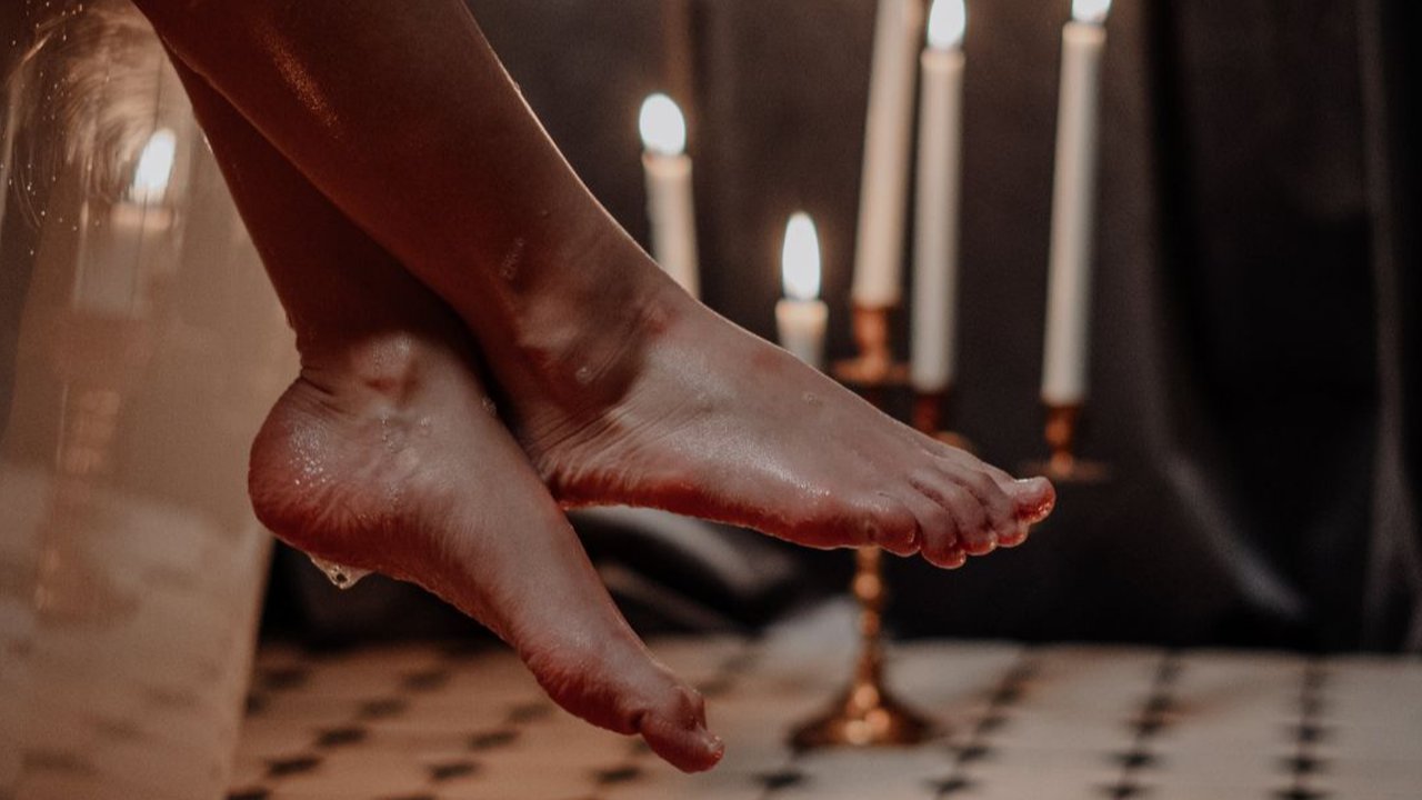 Trik mudah ini bisa kamu lakukan sendiri di rumah utnuk cegah bau sepatu tak sedap.