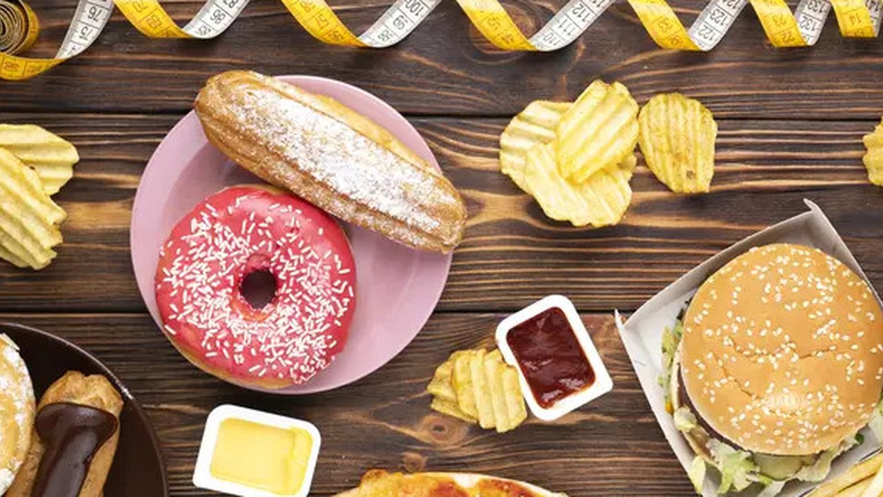Meskipun fast food memiliki cita rasa yang nikmat, sebaiknya Sahabat Fimela menghindarinya karena memiliki kandungan kolesterol yang cukup tinggi.(Foto:Freepik/freepik)