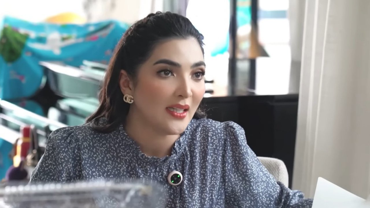 Ashanty mengenakan  kebaya dengan aksen renda di tepi dan obi yang unik.  [@ashanty_ash].