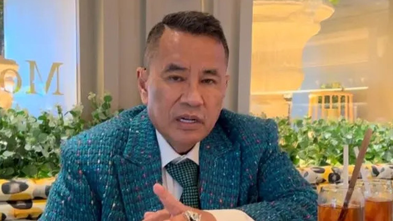 Hotman Paris menjelaskan duduk perkara abses lever yang membuatnya ambruk di Pengadilan Negeri Jakarta Utara kemudian diterbangkan ke Singapura. (Foto: Dok. Instagram @hotmanparisofficial)