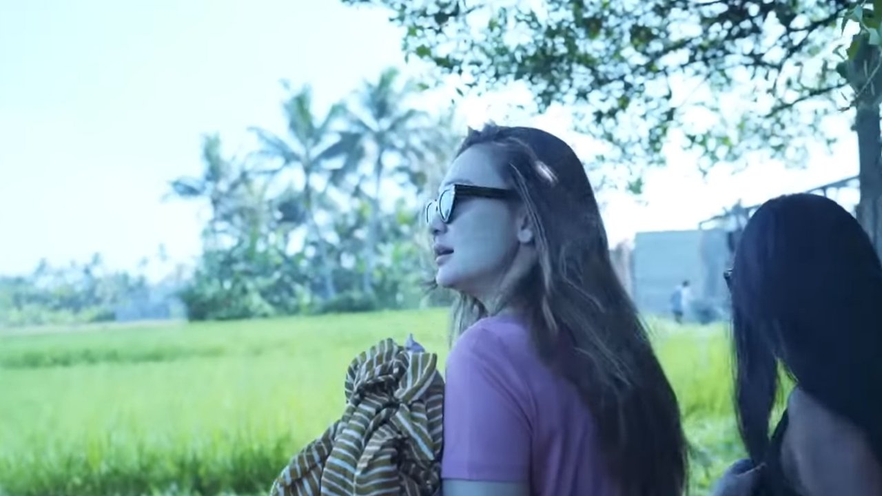 5 Potret Halaman Rumah Desa Maya Ibu Luna Maya di Bali, Seluas Lapangan Sepakbola & Garasi Sederhana dari Kayu