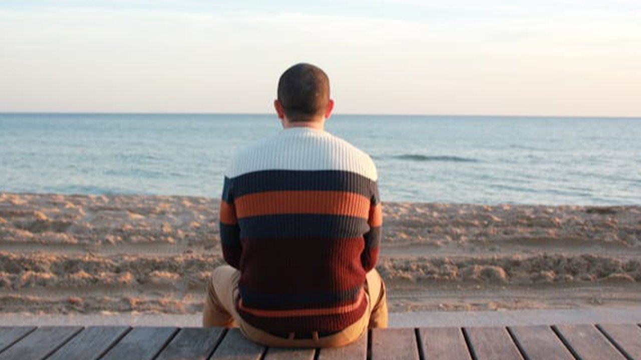 Contrast Loneliness: Ketika Interaksi Sosial Justru Memperkuat Kesepian