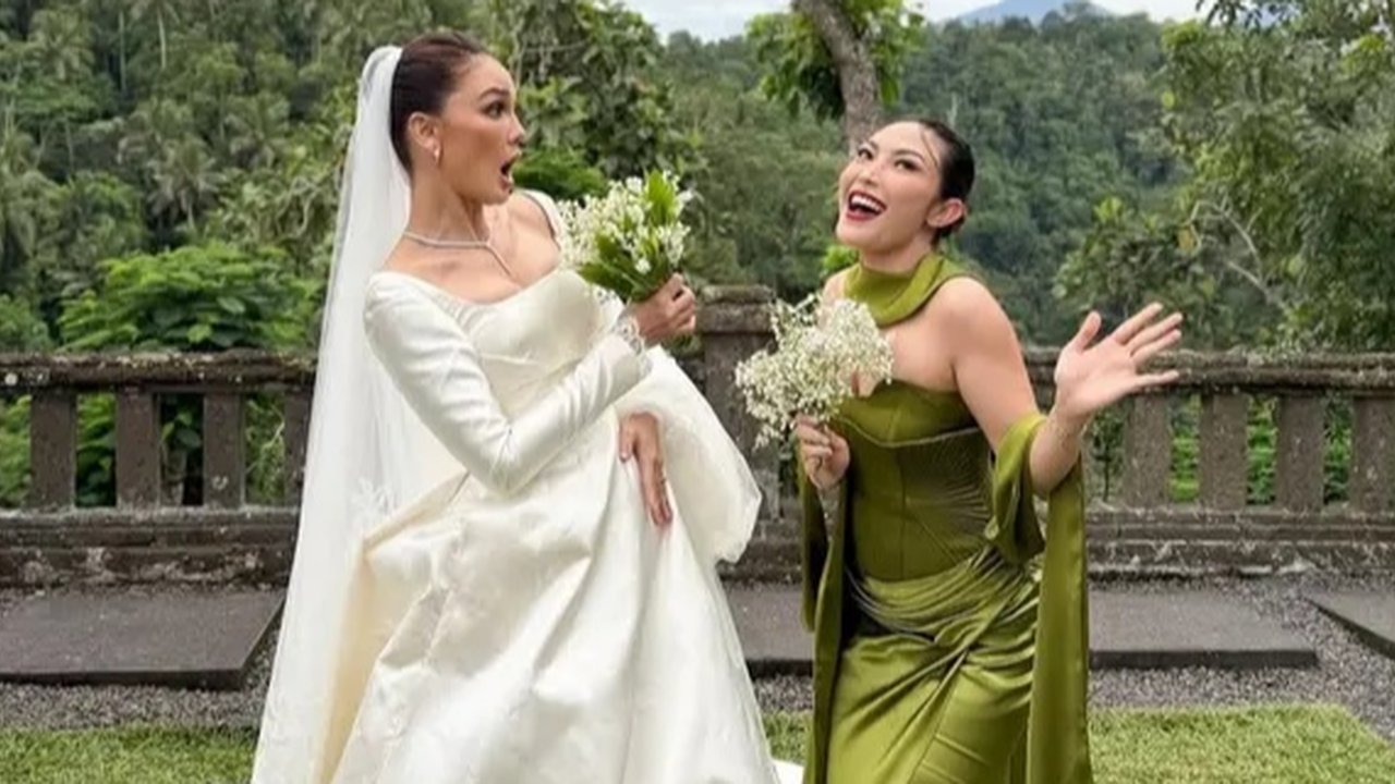 Ayu Dewi di Pernikahan Luna Maya dan Maxime Bouttier