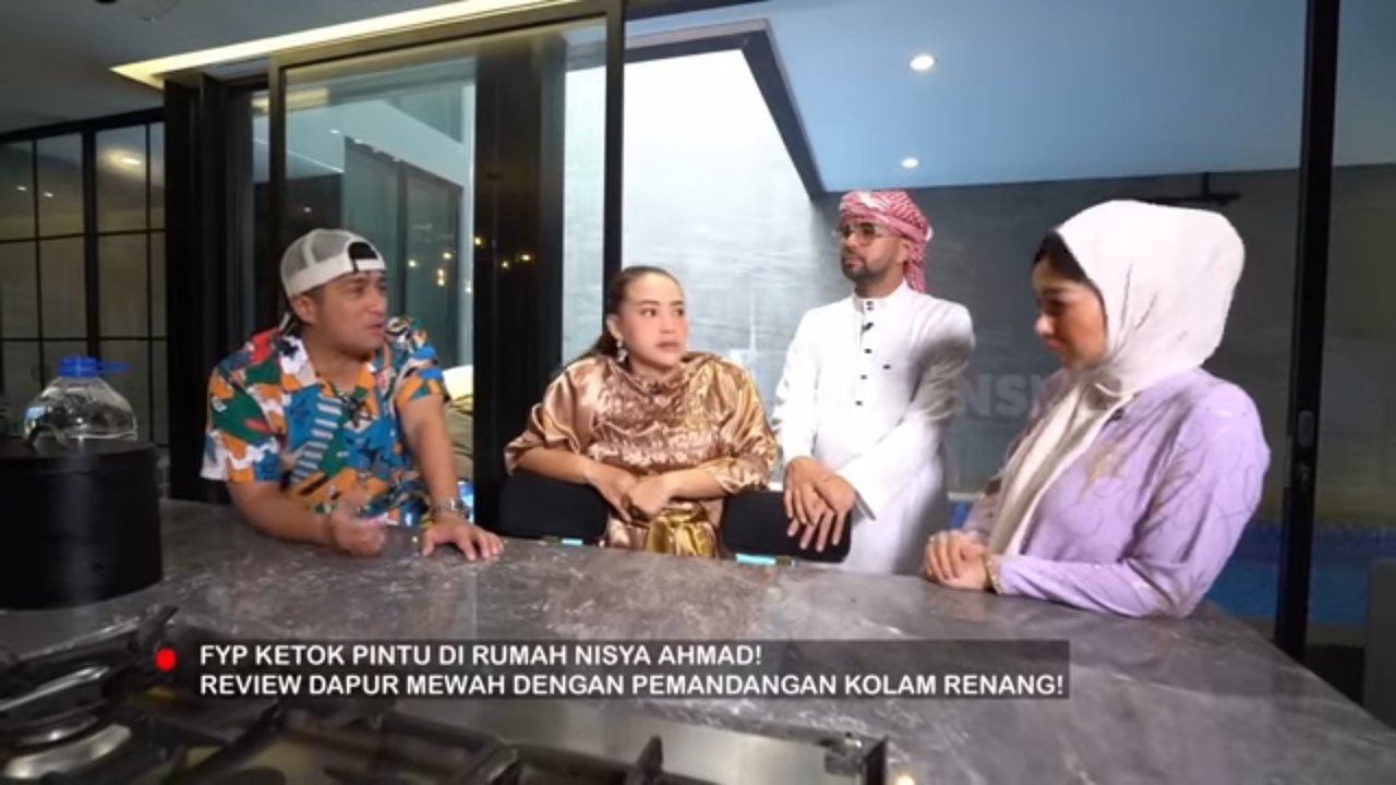 5 Potret Mewah Dapur Nisya Ahmad, Konsep Open Space di Samping Kolam Renang - Elegan dengan Sentuhan Warna Emas