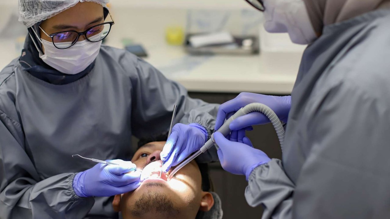 Dokter melakukan pemeriksaan gigi pasien di Coterie Clinic, Jakarta Selatan, Rabu (16/4/2025). Persatuan Dokter Gigi Indonesia (PDGI) menyatakan bahwa Indonesia kekurangan 10 ribu tenaga dokter gigi. Dari 32 fakultas kedokteran gigi yang aktif, hanya sekitar 2.650 lulusan yang dihasilkan per tahun.