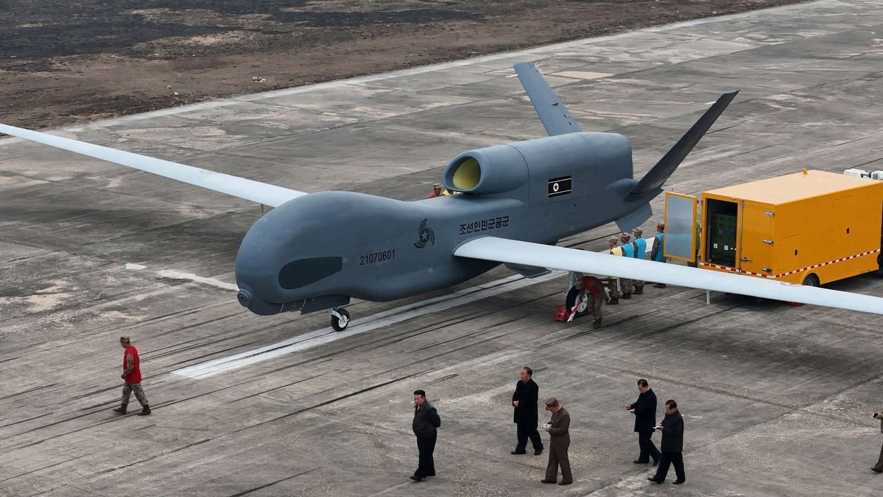 Foto yang dirilis KCNA, pada 27 Maret 2025, memperlihatkan Pemimpin Korea Utara Kim Jong Un memantau langsung uji coba pesawat nirawak atau drone serang bunuh diri dengan teknologi kecerdasan buatan (AI) di lokasi yang tidak diketahui.