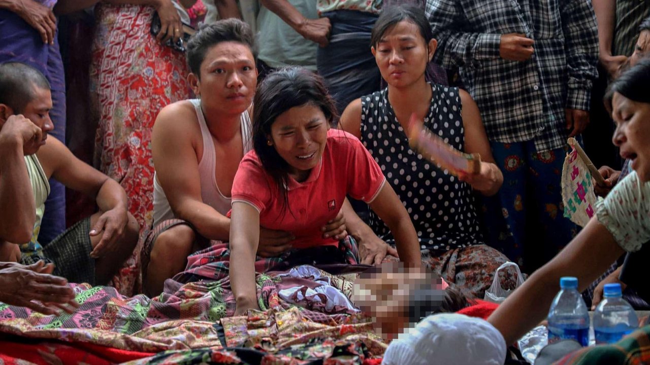 Seorang pria melihat kondisi bangunan sekolah yang hancur usai dihantam serangan udara junta militer Myanmar di Desa Ohe Htein Twin, Kotapraja Tabayin, wilayah Sagaing, Myanmar, pada 12 Mei 2025.