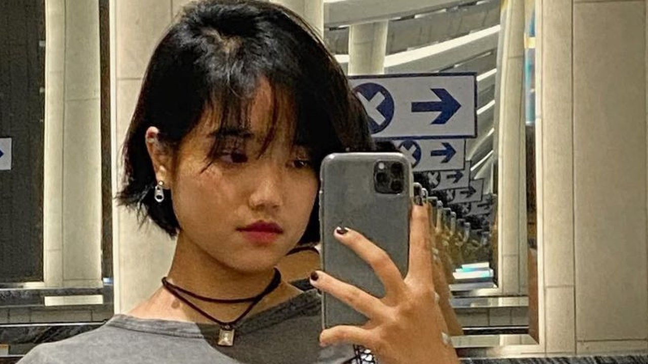 7 Potret Penampilan Lawas Fuji dengan Rambut Bondol