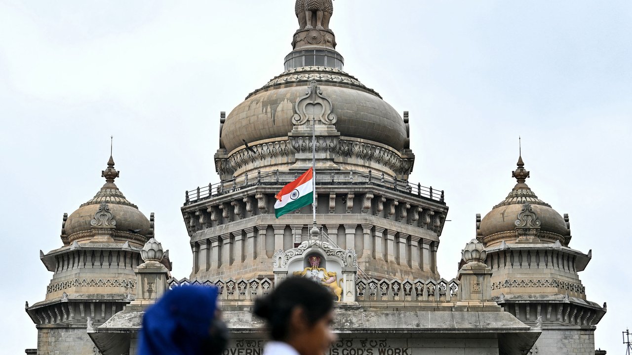 Bendera nasional India berkibar setengah tiang di Vidhana Soudha sebagai penanda berkabung atas meninggalnya mantan Perdana Menteri India, Manmohan Singh, di Bengaluru pada tanggal 27 Desember 2024. (IDREES MOHAMMED/AFP)