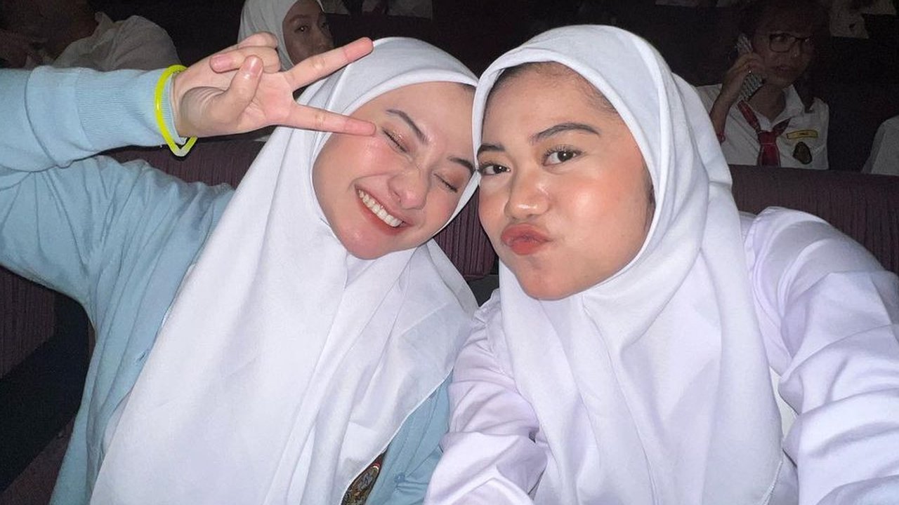 Pakai seragam putih abu-abu bareng sahabatnya, Nadya Meidina, Nadzira Shafa (Liputan6.com/IG/@enazirashf_)
