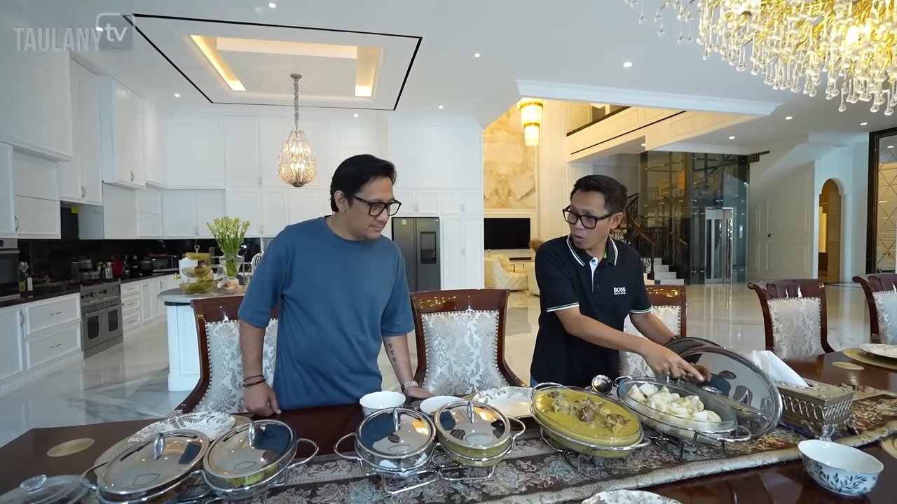 Rumah Seharga Rp150 Miliar, 5 Potret Dapur Eko Patrio Dilengkapi Lampu Kristal - Meja Makan Sepanjang 6 Meter