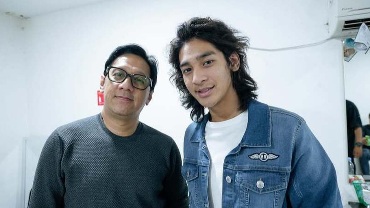 Salah satu aktivitas seru Andre dan Kenzy adalah bermain musik bersama. Bakat seni tampaknya menurun kepada Kenzy secara sempurna nih, KLovers!