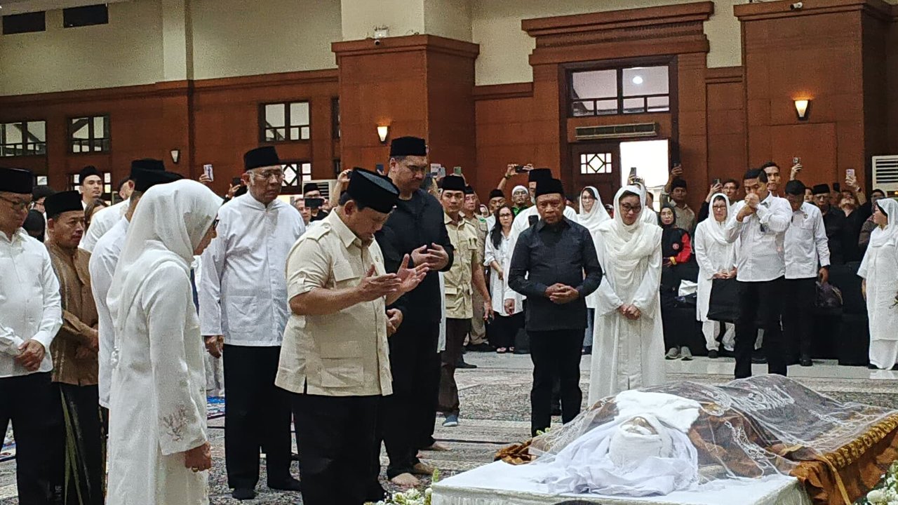 Melayat ke Padepokan Pecak Silat, Prabowo Berdoa Depan Jenazah Eddie Nalapraya